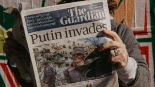 新聞記者の「デスク」とは?怖い上司・理不尽なエピソードと中間管理職の悲哀