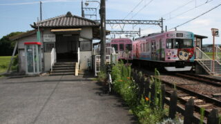ローカル線を歩く　伊賀線と人々をつなぐ物語 ——８猪田道駅　９市部駅  「無人駅に残るぬくもり、かかしのある駅と“垂園森”の伝説」
