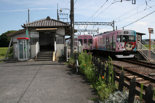 伊賀線と人々をつなぐ物語 ——8猪田道駅 9市部駅  「無人駅に残るぬくもり、かかしのある駅と“垂園森”の伝説」