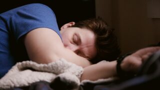 【記者の健康管理】不規則な勤務でも「睡眠」を死守する知恵｜限界を突破するための仮眠とメンタルケア