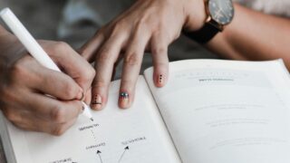 【記者の速記術】会議・記者会見のメモ術は「構成が9割」